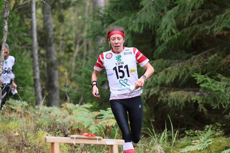 Venla Harju ja Akseli Ruohola mestarit Kirkkonummen SM-keskimatkalla